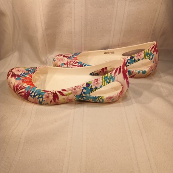 Crocs Women’s Floral Print Slip-On Flats – Size 7 - Picture 5 of 6